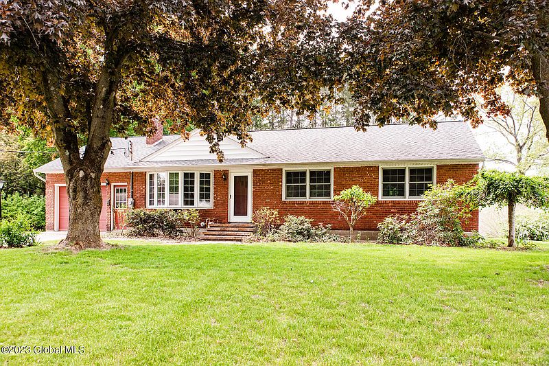 3rd image of 8 Lillian Drive