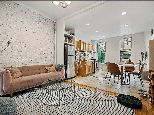 288 Mcguiness Boulevard image 1 of 9
