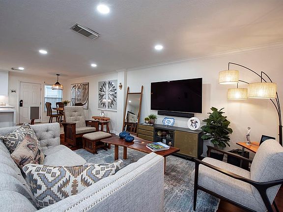 Open floor plan. Upgraded ceiling lights with adjustable brightness.