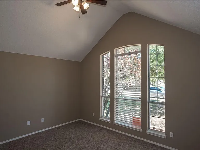 1512 Manitoba Ln — Photo 12