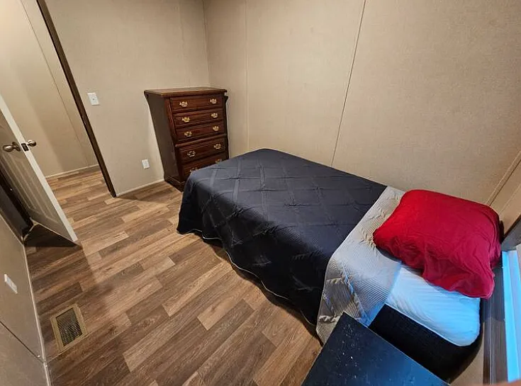 4 bed, $2,400 — Photo 3