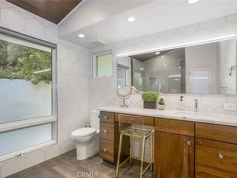 546 Temple Hills Dr — Photo 22