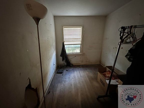 4th image of 215 Boswell St