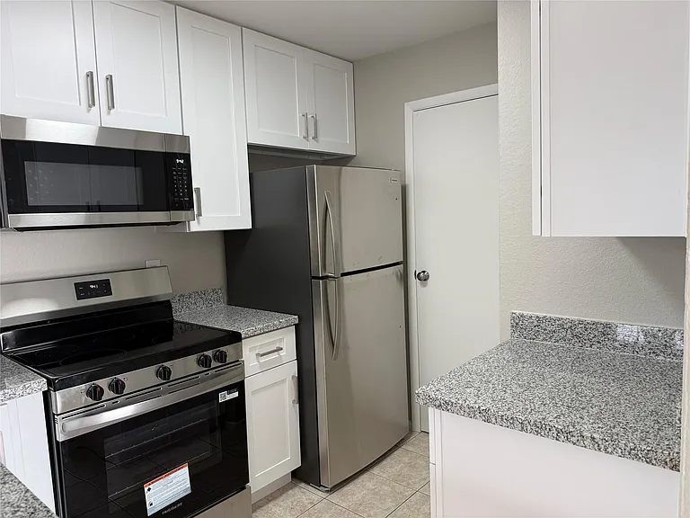 13902 Buckingham Dr #B — Photo 12