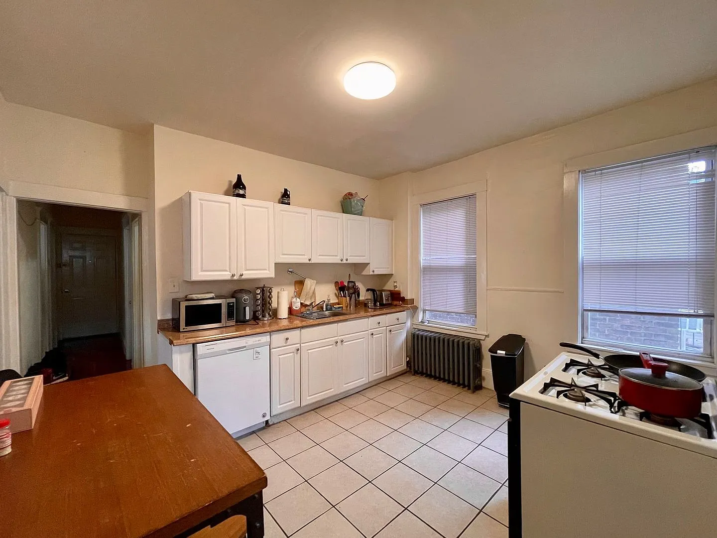 Newly renovated 3 bed unit next to the Green Line and near BU! — Photo 2