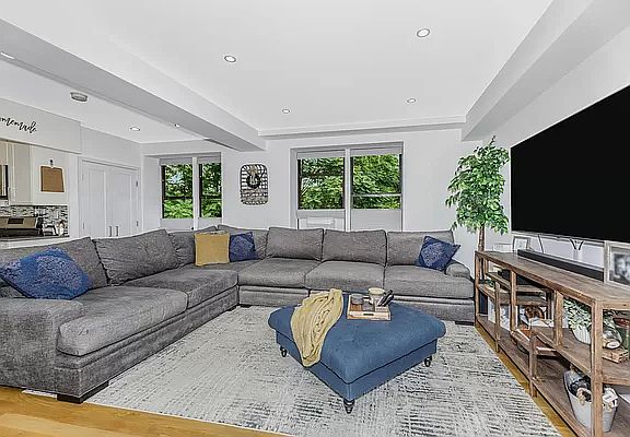 2nd image of 2550 Independence Ave APT 2V