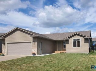 1004 Honeysuckle Dr, Harrisburg, SD 57032