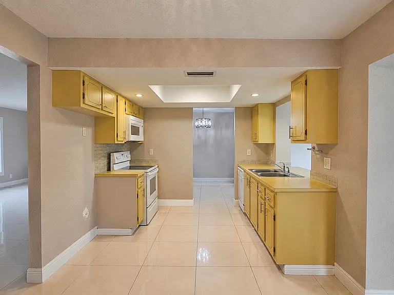 7180 NW 10th Ct — Photo 9