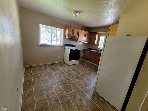 3rd image of 2615 Collier St