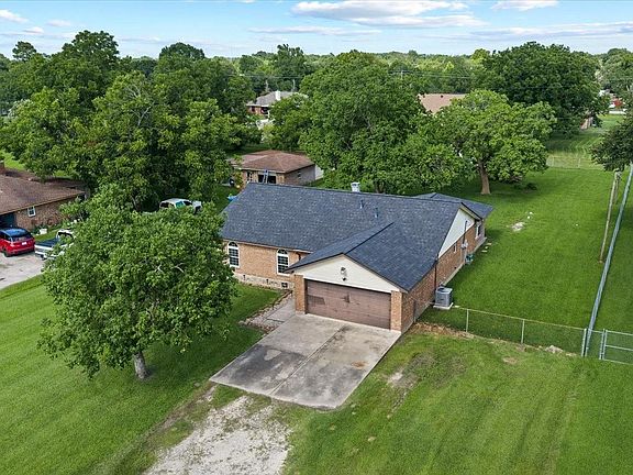 2nd image of 10122 Laurie Ln