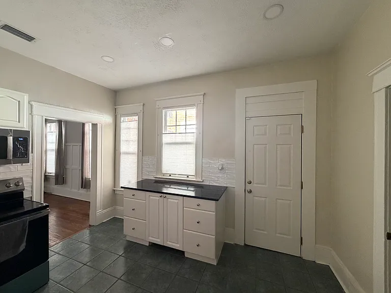 2346 College St — Photo 12
