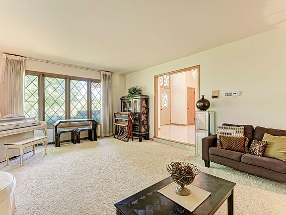 5th image of 14 Kingston Dr