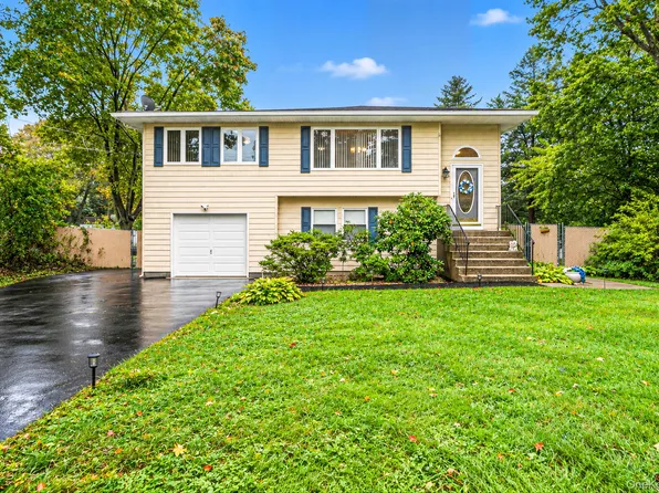 102 Robinson Avenue, Medford, NY 11763