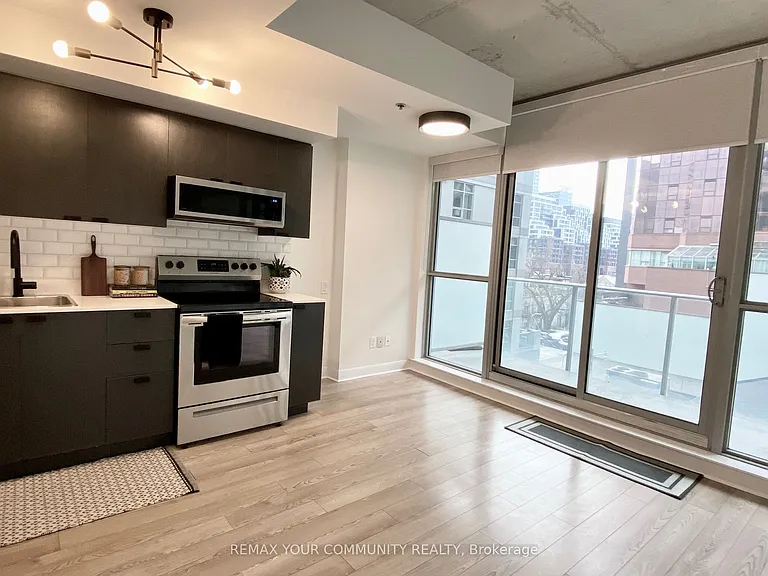 375 King St W #402 — Photo 5