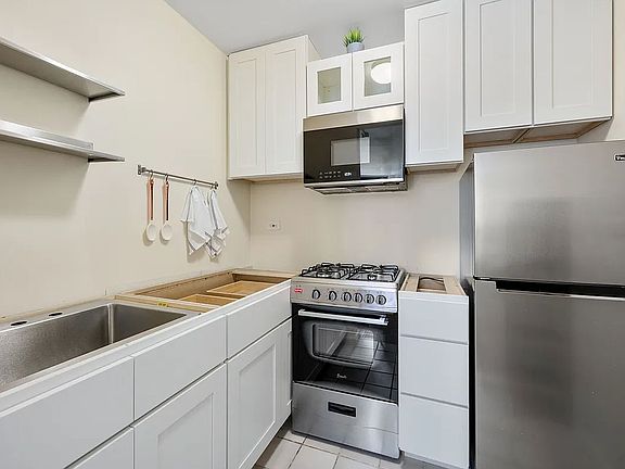 5th image of 295 Greenwich St #2MN