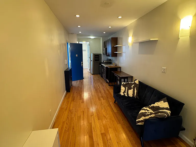 4712 Vernon Blvd #2R — Photo 2