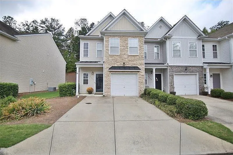 2977 Greyhawk Ln — Photo 2