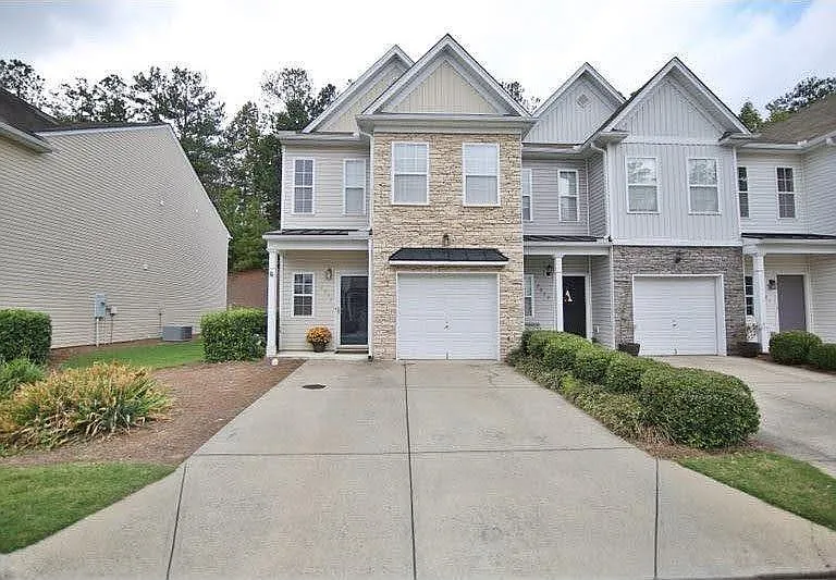 2977 Greyhawk Ln — Photo 2