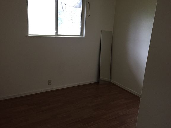 3rd image of 612 Bowie St