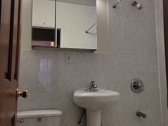 4th image of 475 Clinton Ave #7