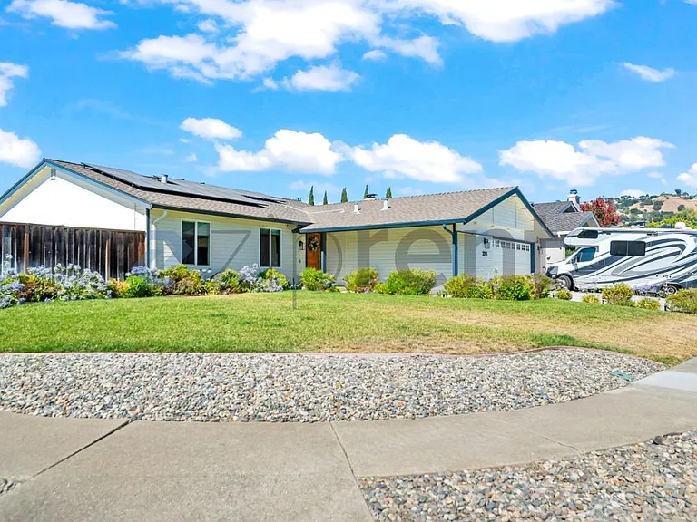 2211 Fountain Oaks Dr — Photo 2