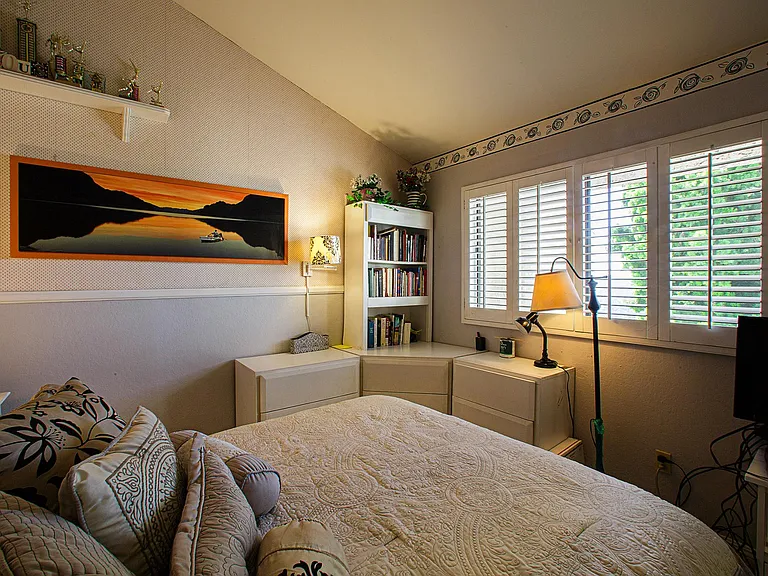 Bedroom 2, queen size bed