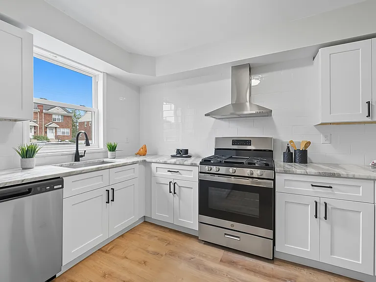 1526 Clifton Ave — Photo 1
