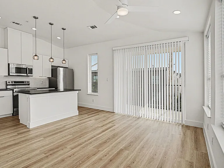 2217 N Fitzhugh Ave #301 — Photo 6