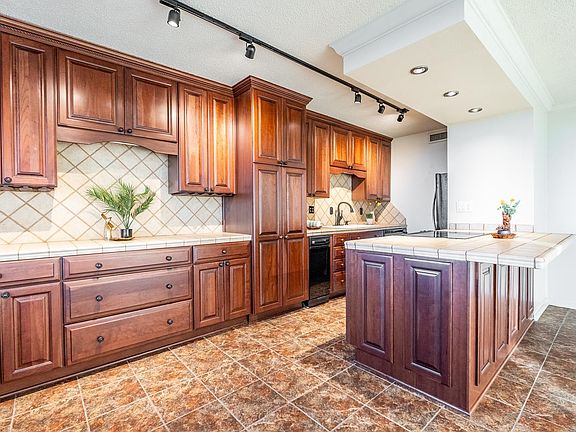 5th image of 700 E 9th St APT 6D