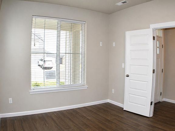 2nd image of 406 Ruby Ave