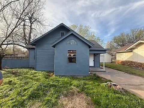 813 E Oak St Photo 1