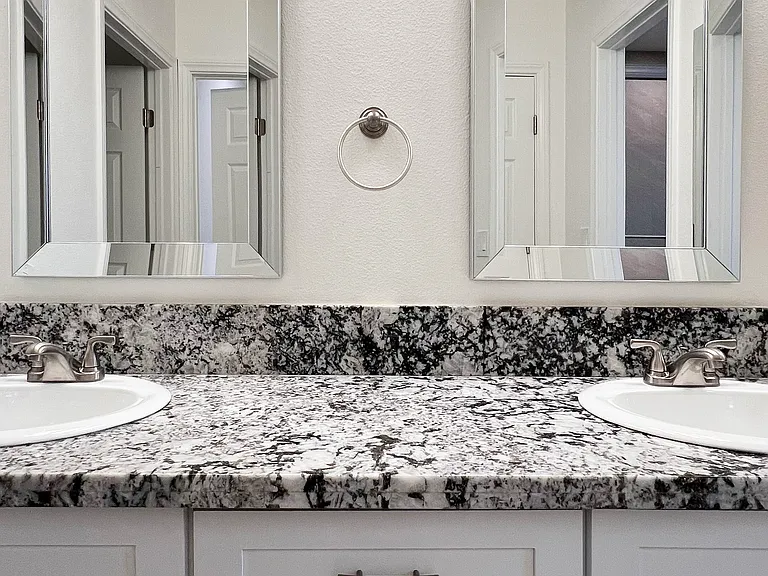 Chez Paree Apartments — Photo 20