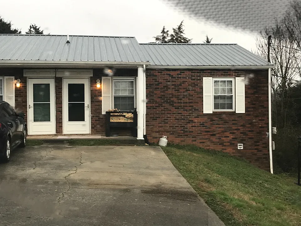 1485 Laura Dr