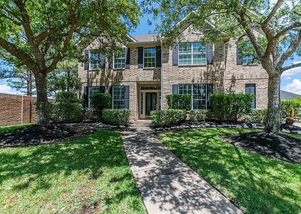 Welcome home ! Beautiful traditional home situated in a cul-de-sac.