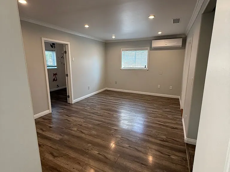 10610 Rhodesia Ave — Photo 40