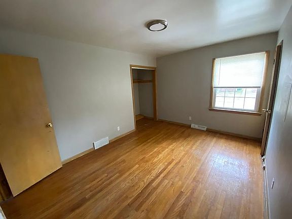 4th image of 18314 Chagrin Blvd #2
