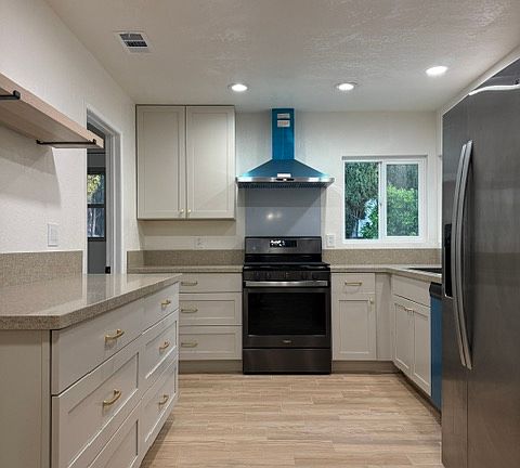 4th image of 9245 Mills Ave