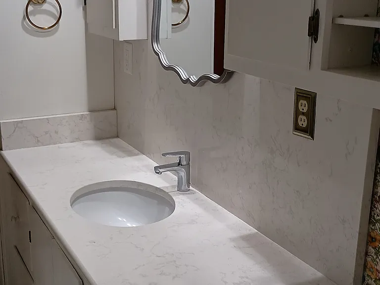 Bathroom (2nd floor)