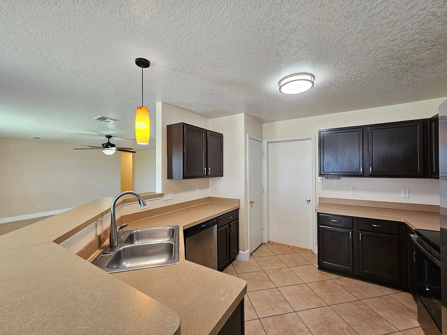 Huge Rent Reduction - Available Now & Ready For Move-In! — Photo 4