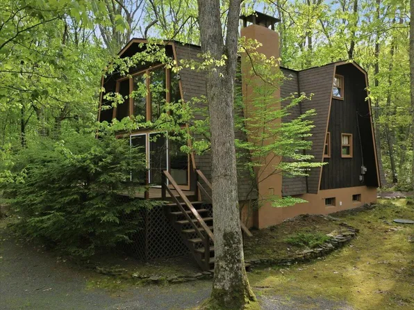 100 Heron Bay, Hawley, PA 18428