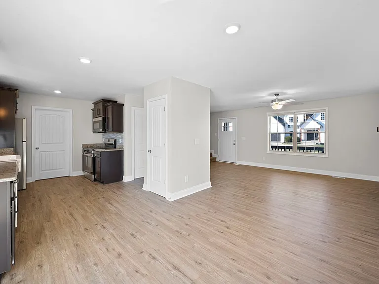 1385 Sussex Dr — Photo 8