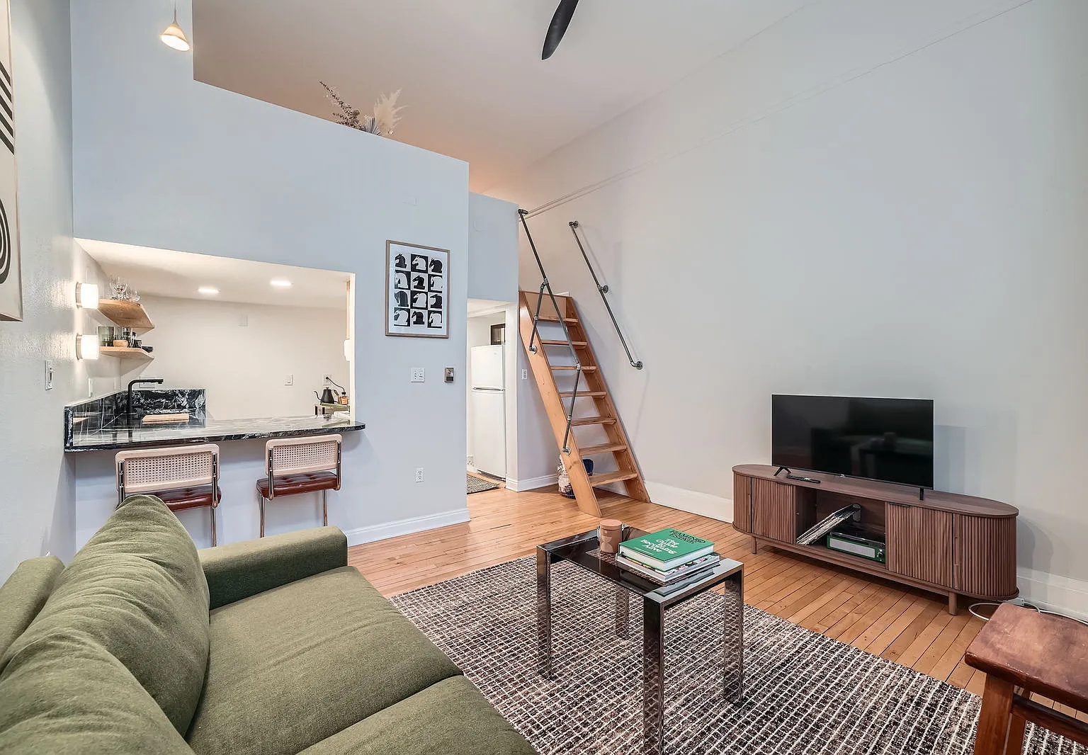 1 bed, 566 sqft, $2,400 — Photo 1