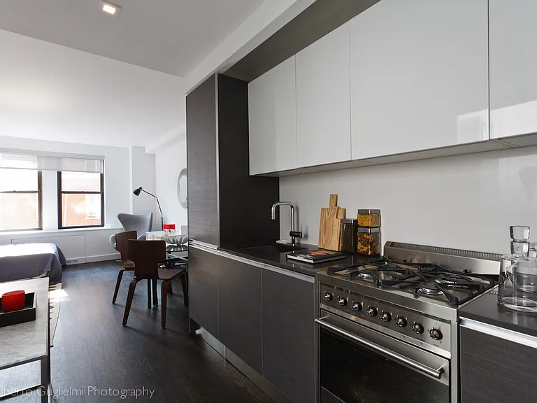 666 W End Ave #10Y — Photo 1