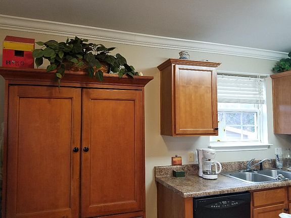PANTRY STAYS WITH SALE