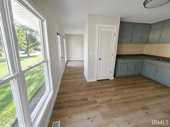 4th image of 95 Creekview Ct