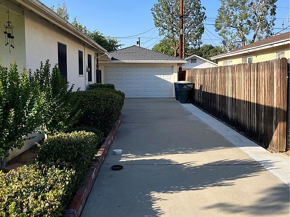 3rd image of 4621 Beverly Ct