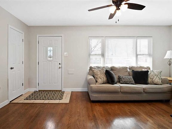 4th image of 401 Walworth Dr