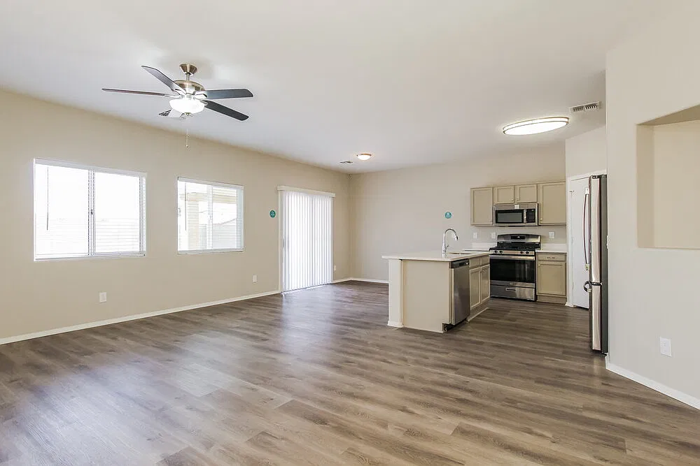 3 bed, 2.0 bath, 1451 sqft, $2,020 — Photo 4