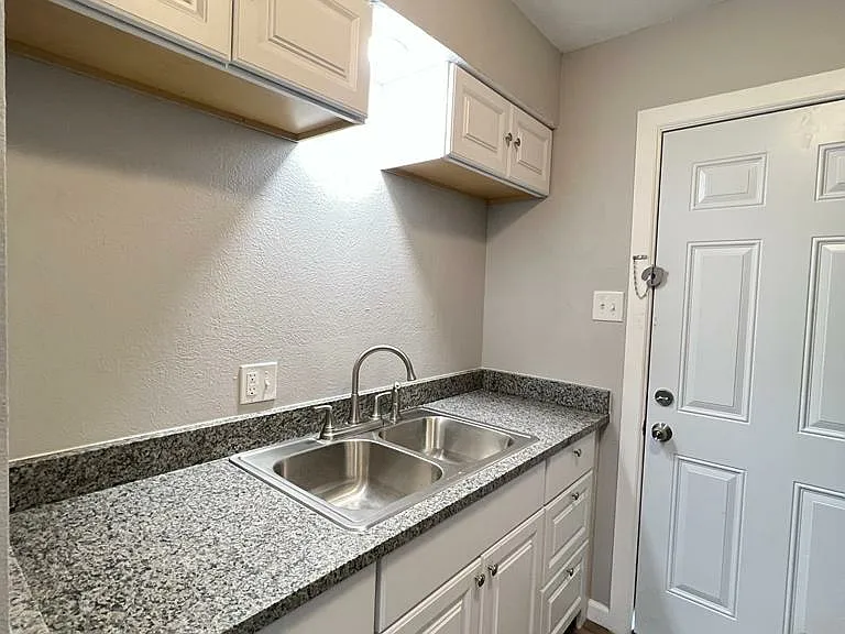 La Hacienda Apartments — Photo 11