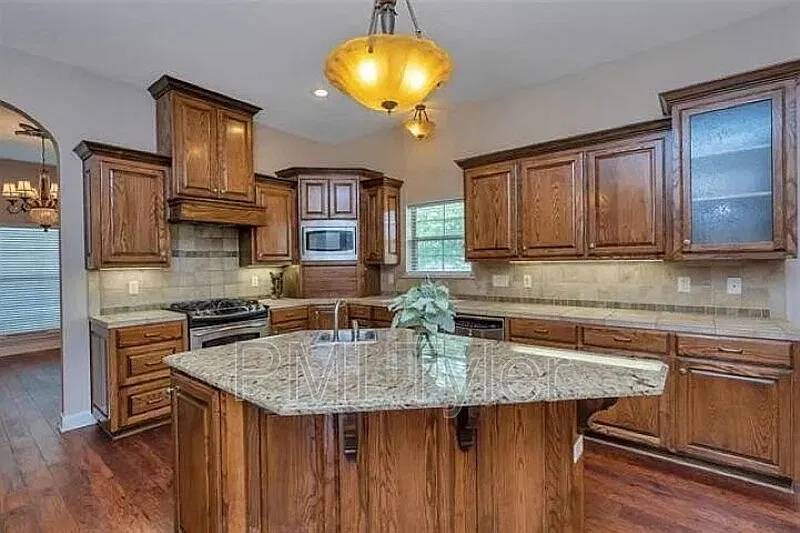 3 bed, 2.0 bath, 2504 sqft, $3,400 — Photo 2